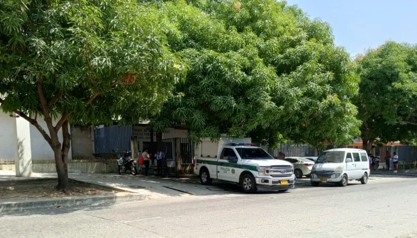 Momento en que ingresa uno de los cuerpos a Medicina Legal.