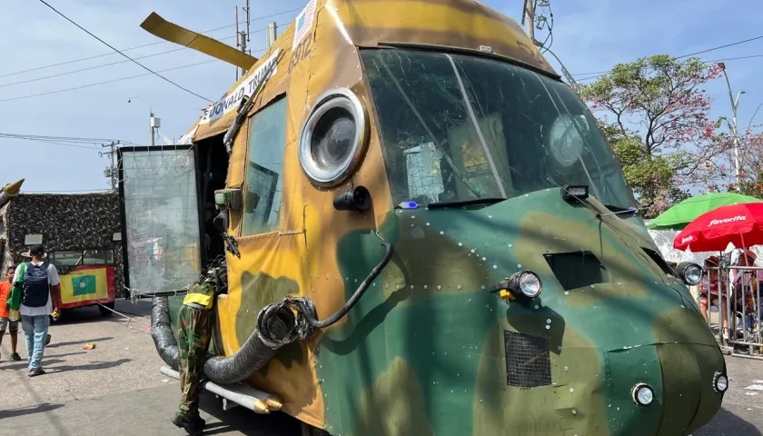 'El helicóptero de Donald Trump' durante la Batalla de Flores Sonia Osorio.
