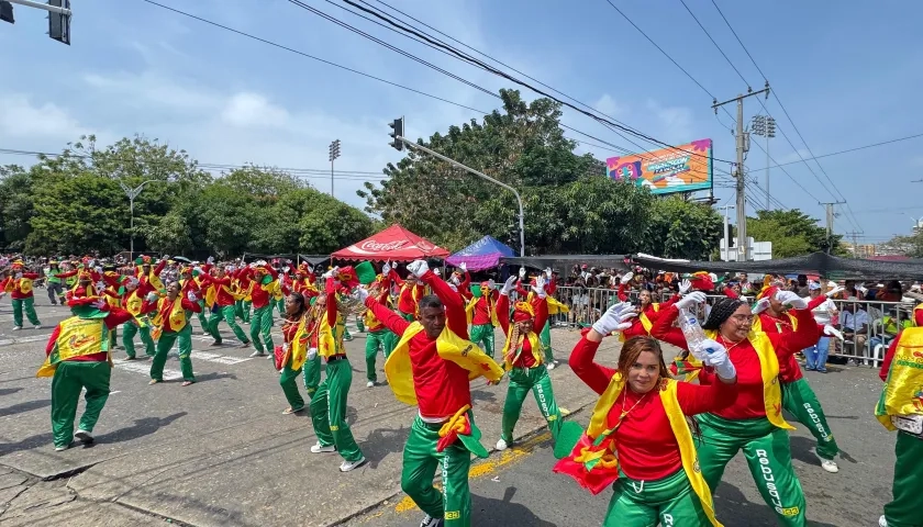 Las Marimondas de Asovendedores participaron el sábado en la Batalla de Flores de la 44.