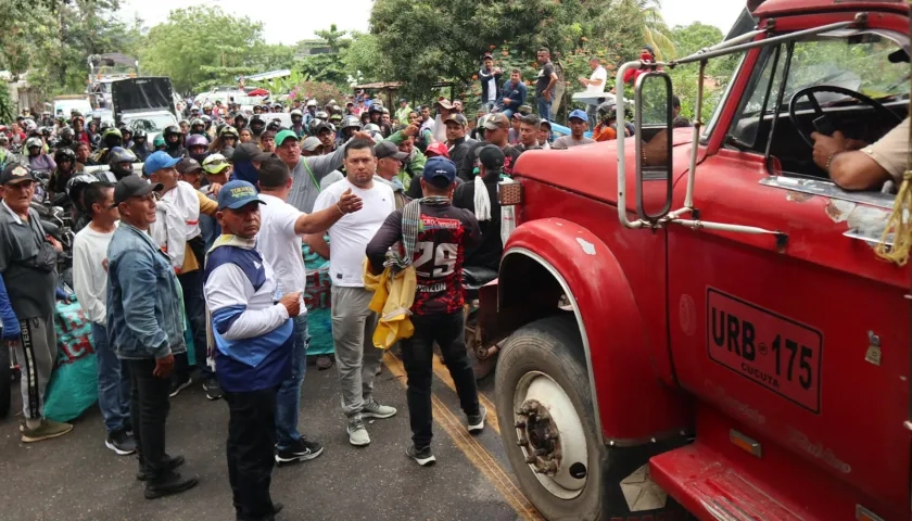 Productores de arroz bloquean carretera en Norte de Santander.