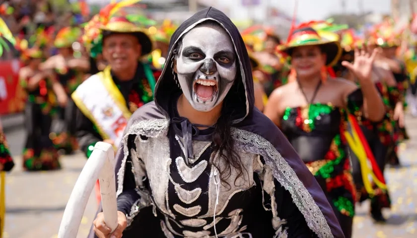 Garabato del Colegio Marco Fidel Suárez durante la Batalla de Flores 2025.