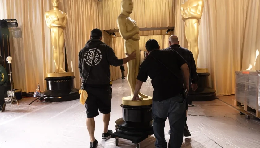 Una estatua del Óscar es transportada durante los preparativos para la ceremonia de este domingo.