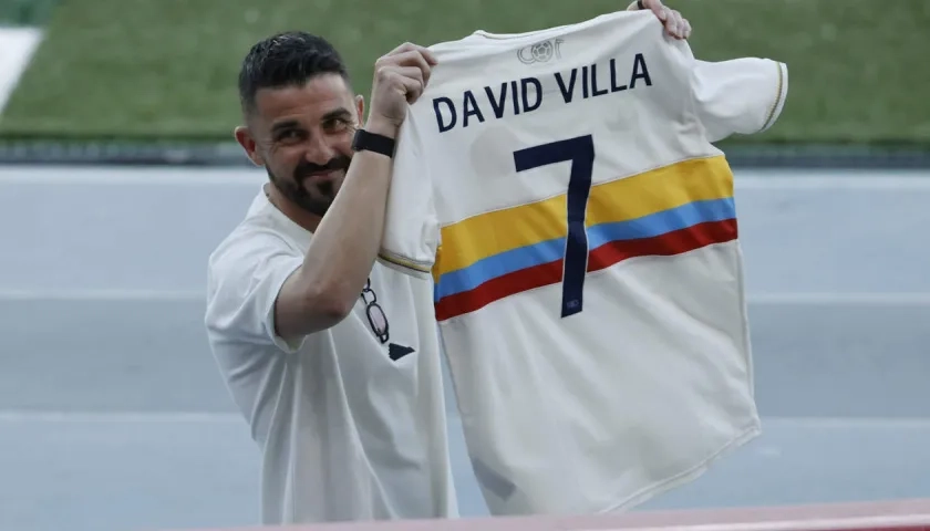 David Villa con la camiseta de la Selección Colombia que le obsequiaron.