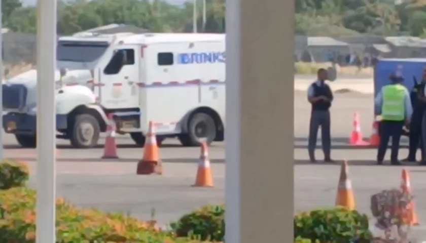 El carro de valores estaba en la pista del aeropuerto de Riohacha. 