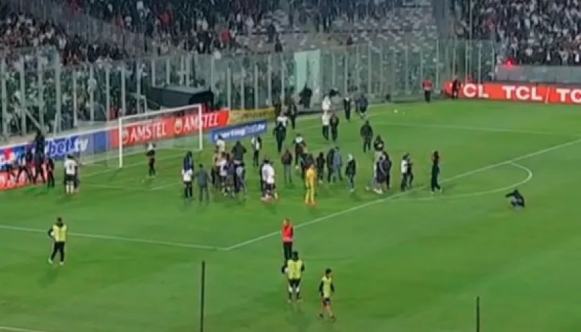 Momento en que se presentó la invasión al terreno de juego. 