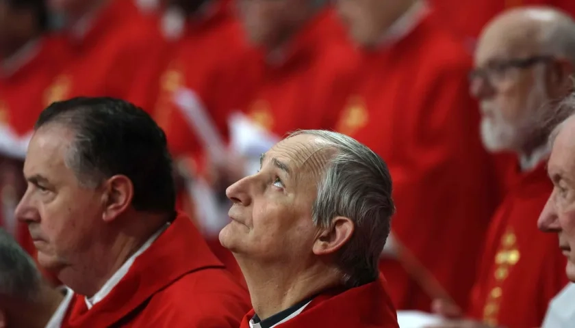 Cardenales en misa  por la memoria del fallecido Papa Francisco. 