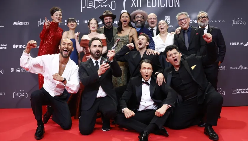 El equipo de 'Cien años de soledad' con el galardón a la mejor miniserie o teleserie cinematográfica de ficción, en la entrega de los Premios Platino