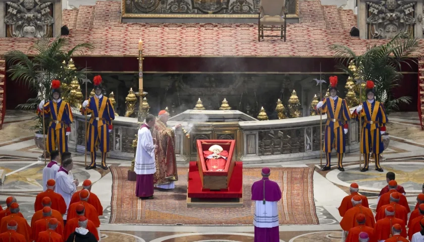  El féretro abierto del Papa Francisco, en la basílica de San Pedro.