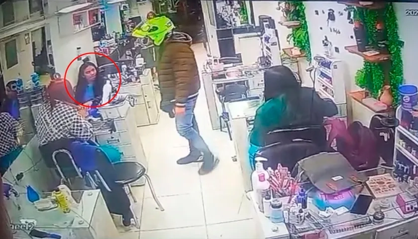 Momento del ataque perpetrado por policía en Bogotá. 