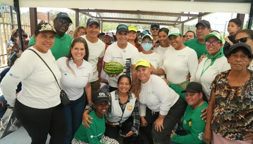 Alcalde Char durante la entrega de la huerta comunitaria en Lipaya.