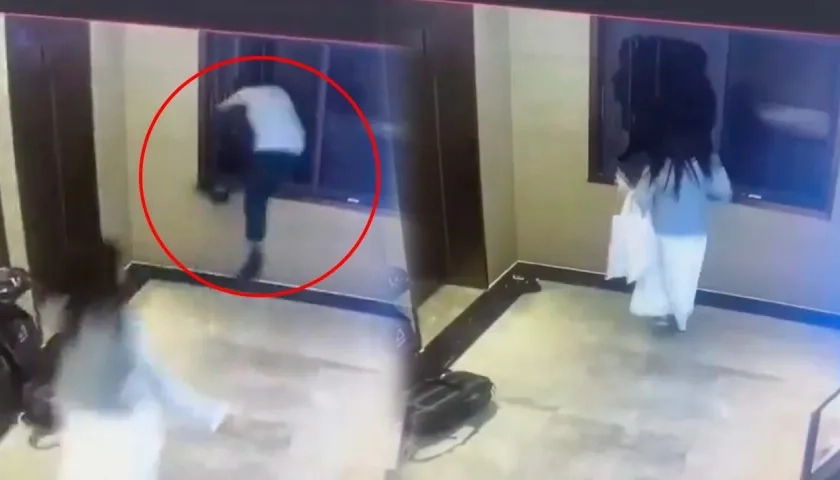 Imagen del joven lanzándose al vacío.