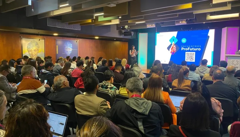 Docentes capacitándose o en el uso de la IA en las aulas.