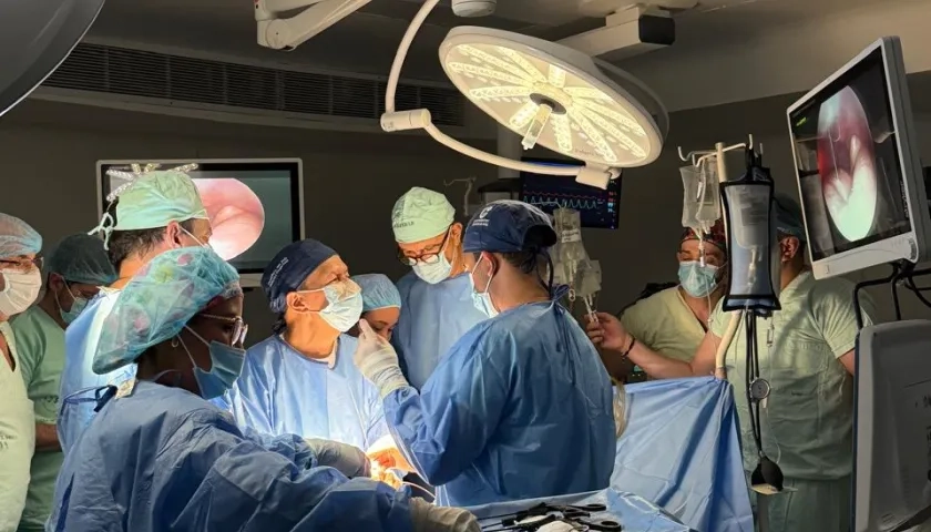 Equipo de especialistas durante el procedimiento. 