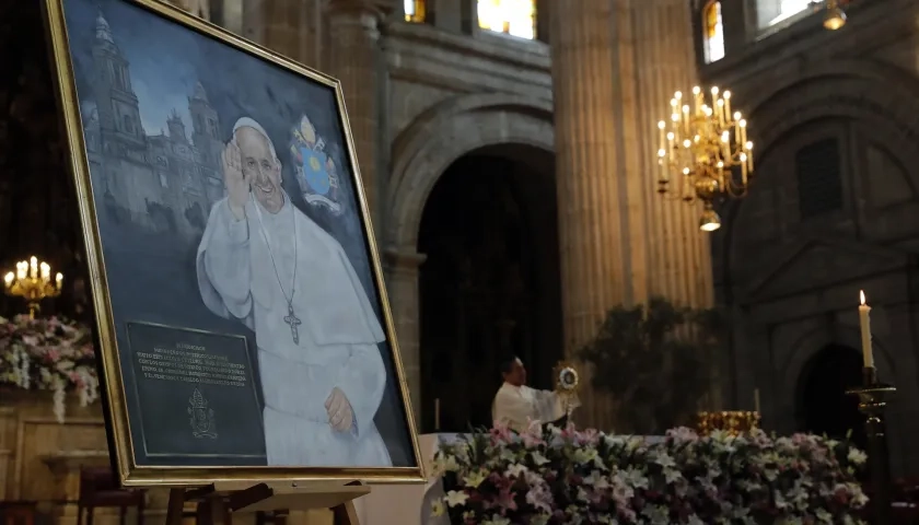 Retrato del Papa Francisco durante una misa.