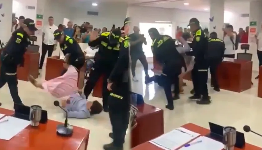 Momento en que el concejal Martínez fue retirado de la corporación.