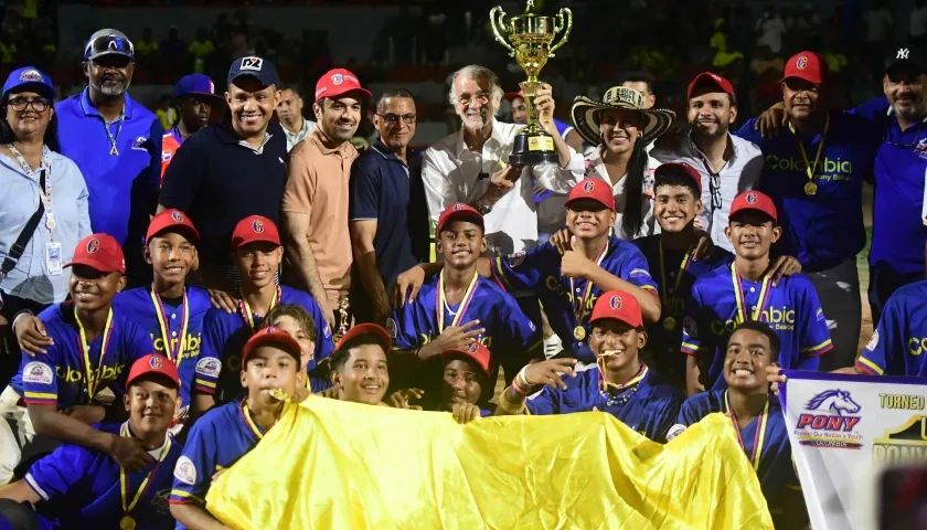 El gobernador Eduardo Verano con el trofeo y los integrantes de la Selección Colombia. 