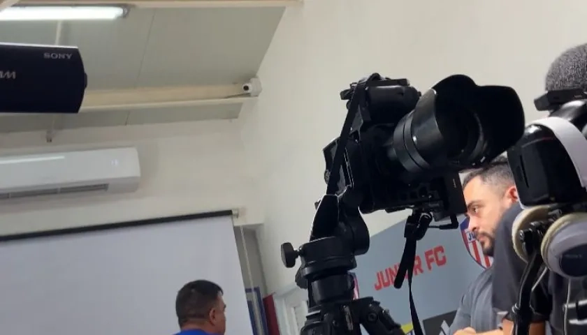 Momento del cruce entre César Farías y el periodista José Hugo Illera.