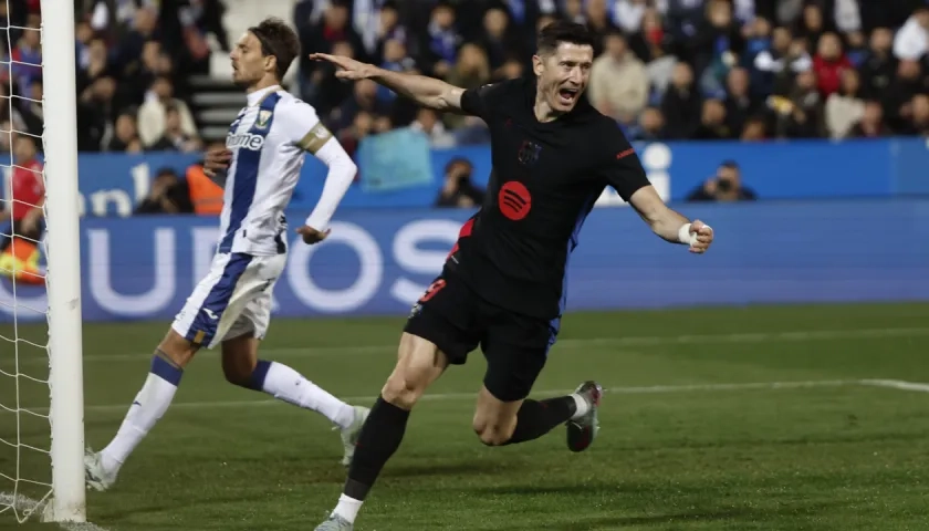 Robert Lewandowski celebra tras el gol en contra de Jorge Sáenz, del Leganés.