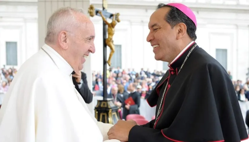 Monseñor Pablo Emiro Salas Antelis y el Papa Francisco.