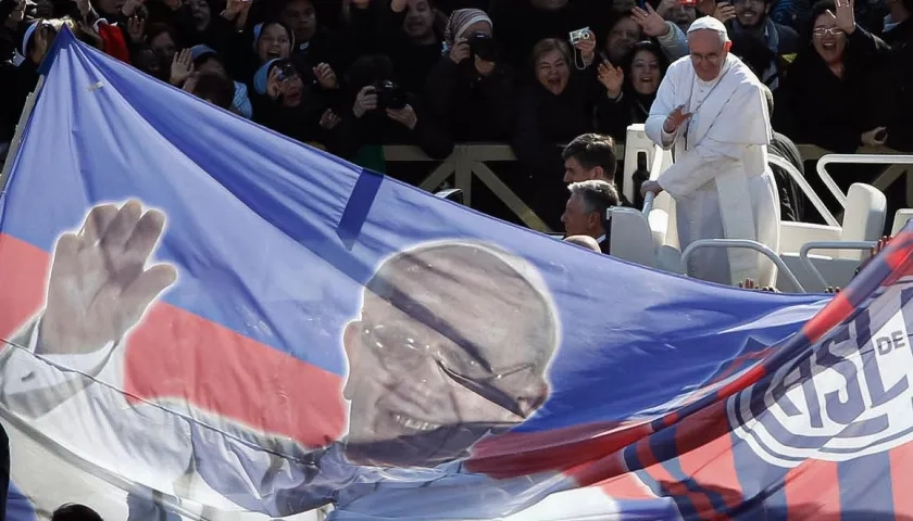 El Papa Francisco durante un homenaje que le rindió la hinchada de San Lorenzo.