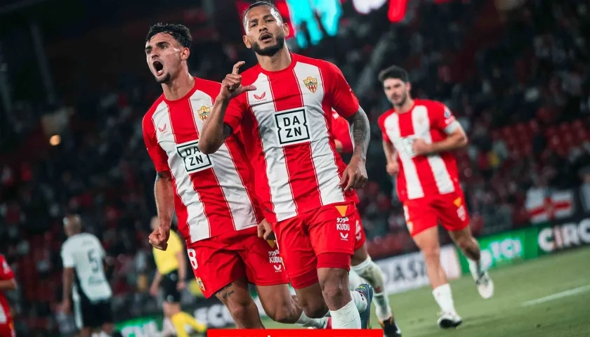 El samario Luis Suárez celebra uno de sus goles al Racing de Ferrol.