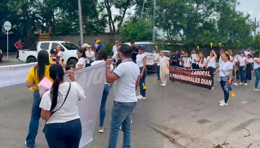 Funcionarios de la Dian protestando. 