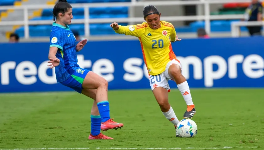 Acción de juego entre Colombia y Brasil en el estadio Pascual Guerrero de Cali.