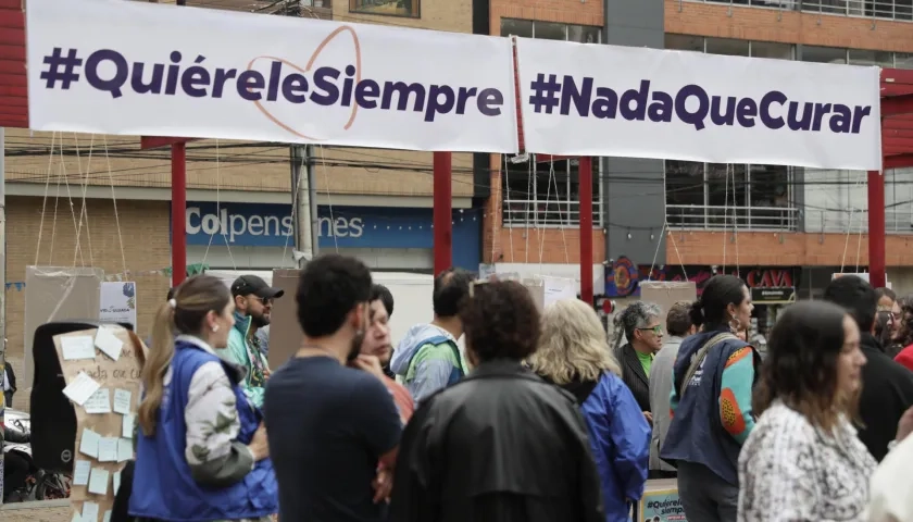 Personas asisten a una exposición durante la conmemoración del Día Internacional contra la Homofobia, la Transfobia y la Bifobia.