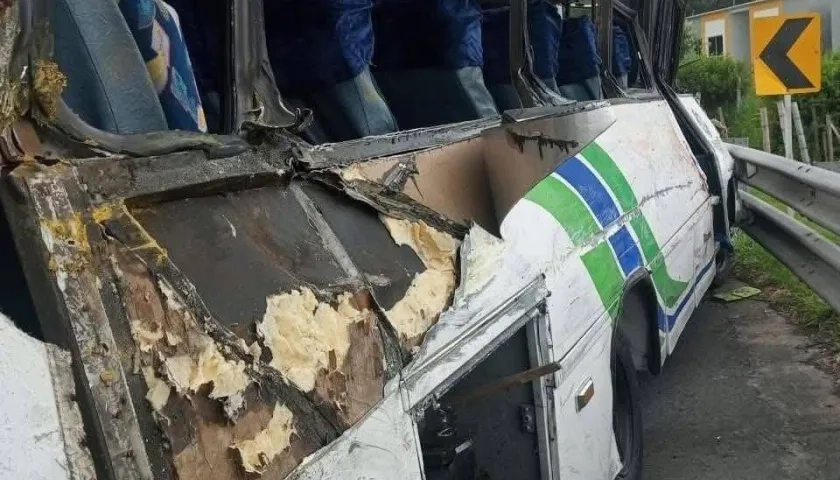 Aspecto del bus tras el accidente. 