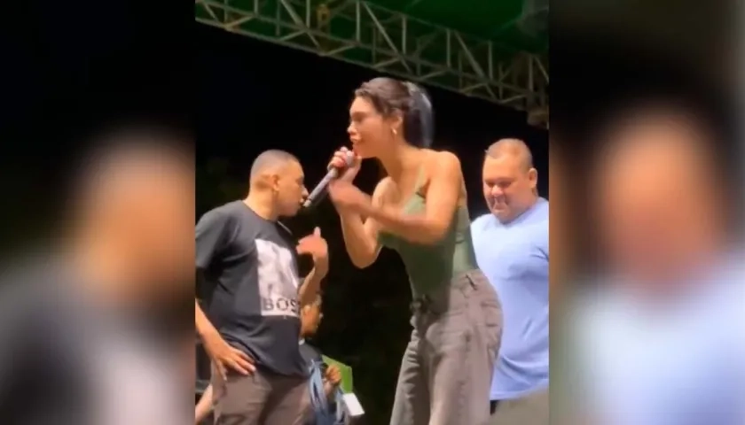 Imagen de la artista durante la presentación. 