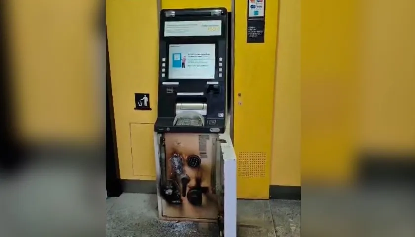 El cajero automático quedó de esta manera tras el intento de robo. 