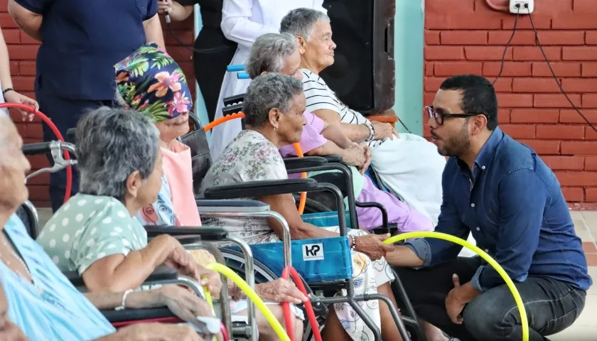 Wilson Quimbayo, gerente de Capital Social, durante un recorrido por las instituciones beneficiadas.