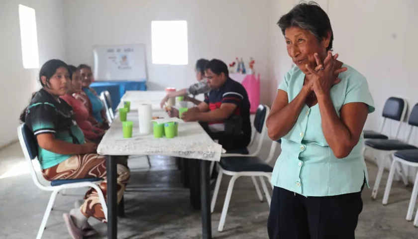Voluntaria en un comedor social, Rosa Victoria Ruiz (d), este sábado en Chiclayo (Perú).