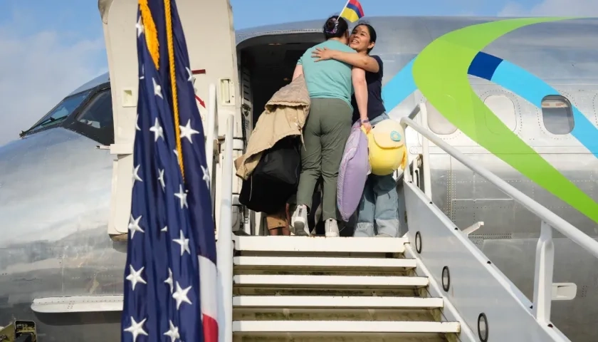Colombianas ingresando al vuelo de regreso al país.