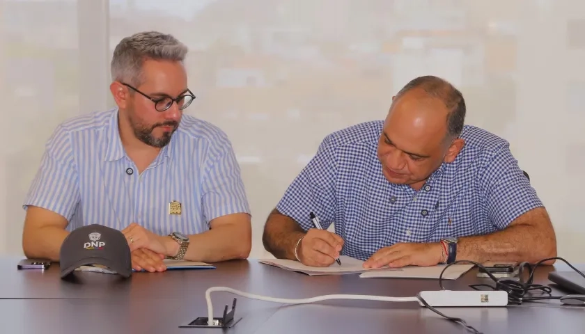 El alcalde de Santa Marta, Carlos Pinedo, firmando el convenio.