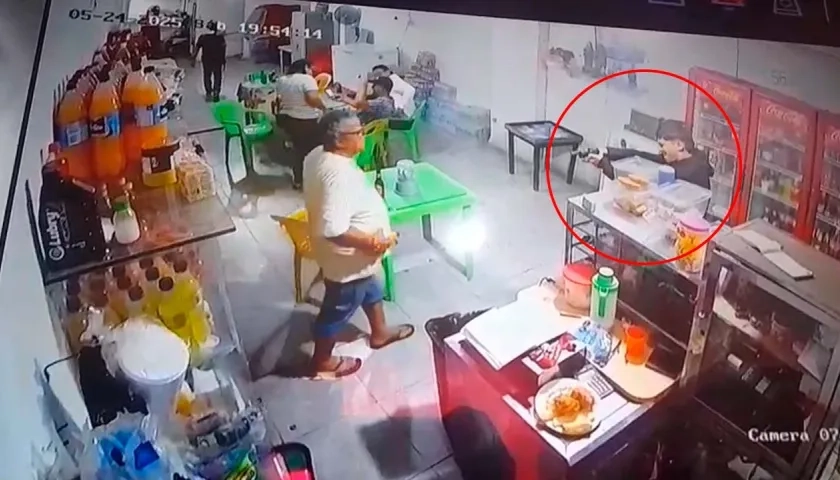 Momento del ataque a bala en la tienda en San Roque.