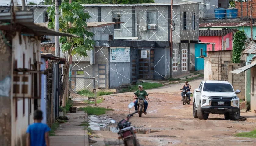 Personas transitan por una calle en Dalla Costa, municipio Sifontes del estado Bolívar (Venezuela). 