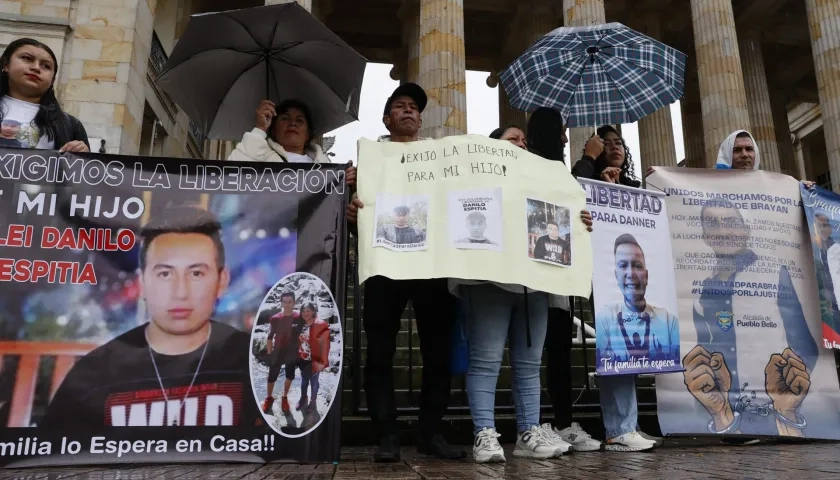 Los familiares realizaron un plantón en la Plaza e Bolívar, en Bogotá.
