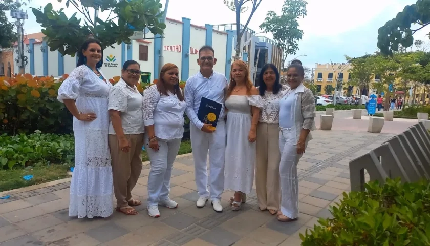 El profesor Eduardo Jinete Cervantes junto a las demás docentes homenajeadas. 