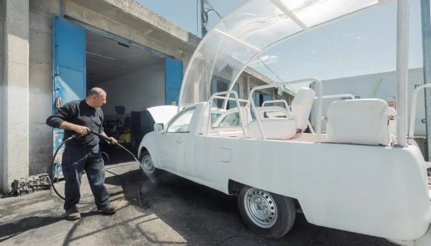 El papamóvil es adaptado para llevarlo a Gaza