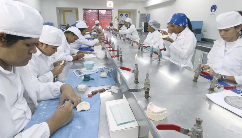 Estudiantes del programa técnico de Mecánica dental
