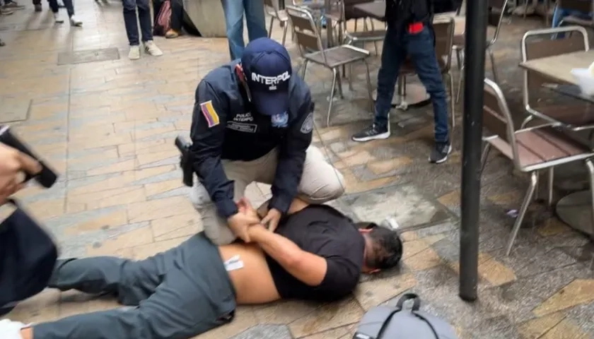 Momento en el que autoridades capturan a Miguel Rodríguez Díaz, alias 'Cuchillo'.