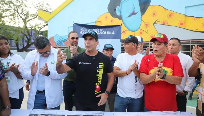 Alcalde Alejandro Char en el acto de anuncio de recuperación de la plaza Águila, barrio Abajo.