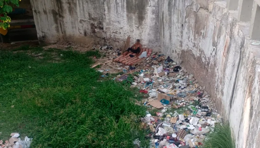 Los habitantes de calle mantienen el lugar sucio. 