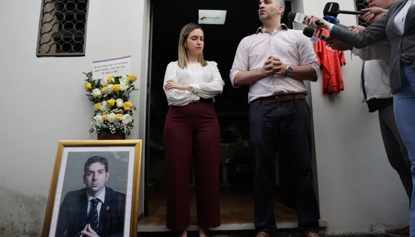 La esposa del fiscal, Claudia Aguilera junto al hermano de este, Francisco Pecci. 