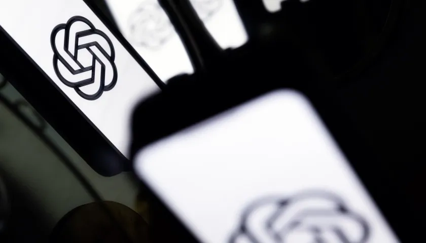 Imagen de un teléfono móvil con el logotipo de Chat GPT.