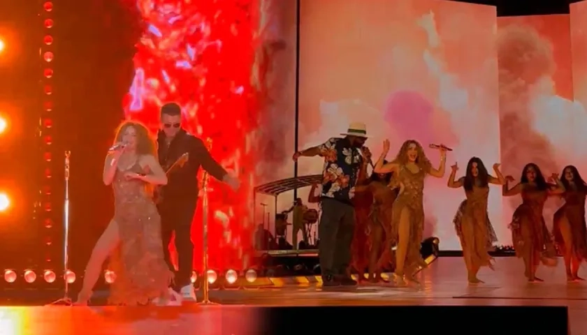 Shakira en su concierto en Estados Unidos y con ella los cantantes Alejandro Sanz y Wyclef Jean.