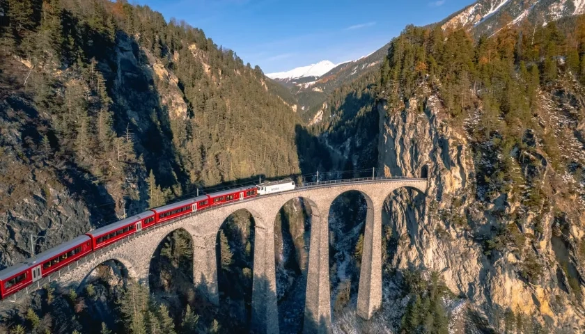 El viaducto de Landwasser en Suiza, en el cantón de los Grisones. 