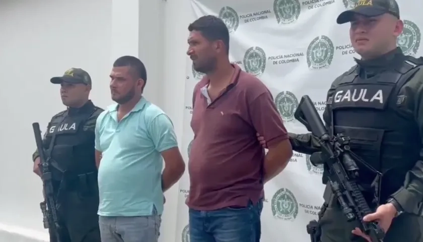 Los dos capturados por la Policía. 