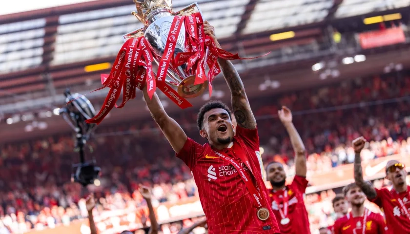 Luis Díaz alzando la Premier League.